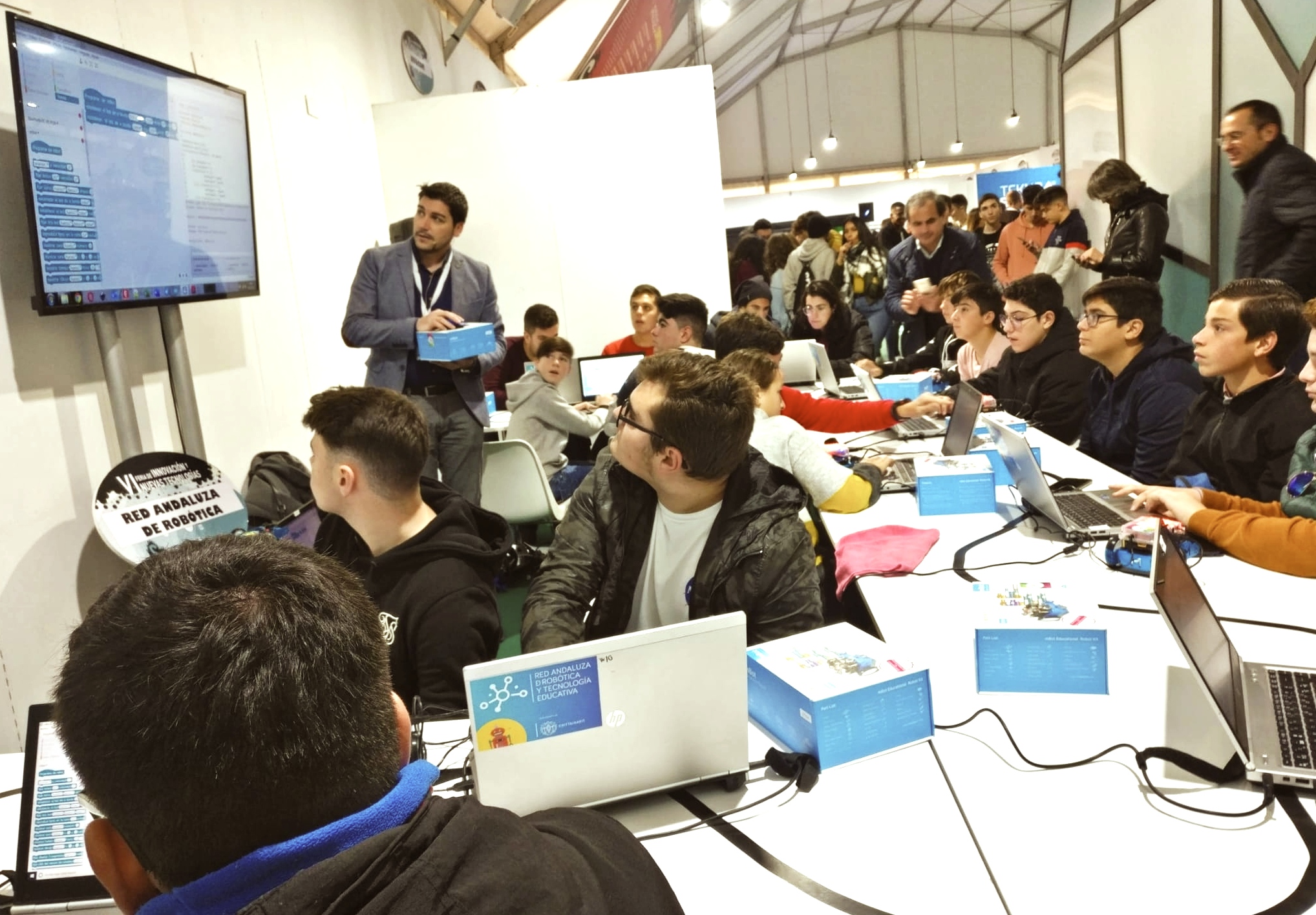 Más de 100 jóvenes aprenden robótica educativa en la Feria de la Innovación de Sevilla