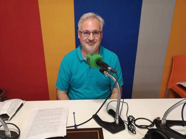 Luis del Castillo miembro del COGITCV descubre en Onda Cero Gandia su pasión por las telecomunicaciones y por la radio