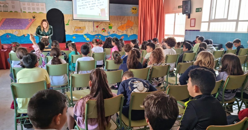 Ingenieras en red imparte un taller para escolares en colaboración con la Cátedra Mujer y Tecnología Hedy Lamarr