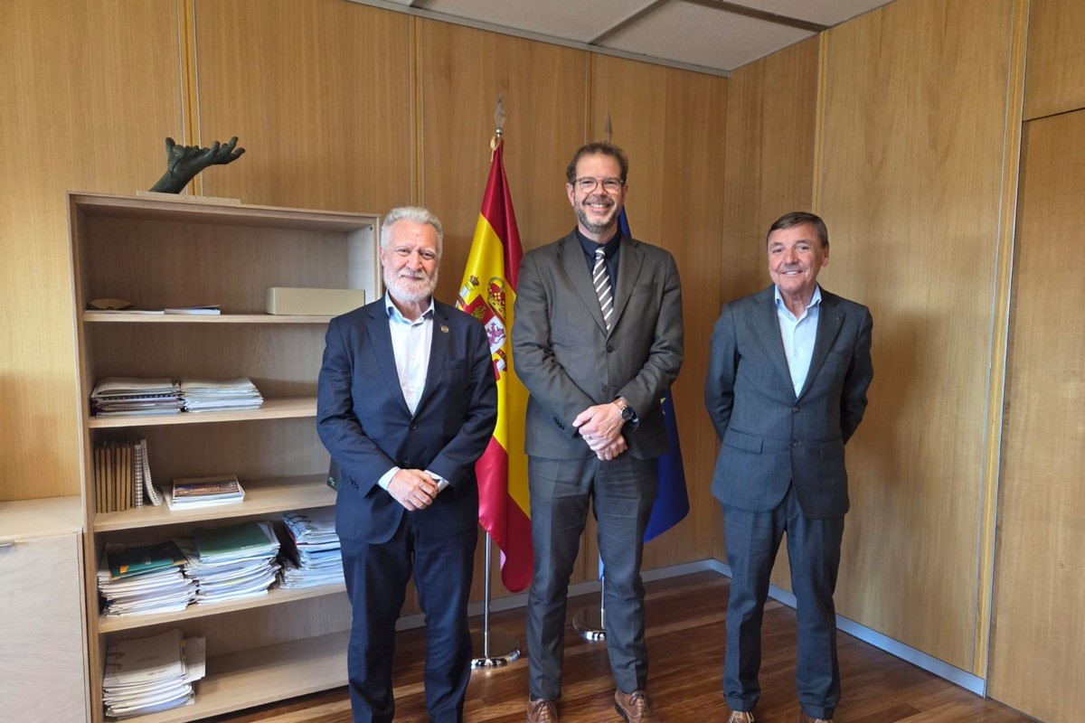 Reunión institucional con el Secretario de Estado de Industria para impulsar la digitalización y la innovación en telecomunicaciones