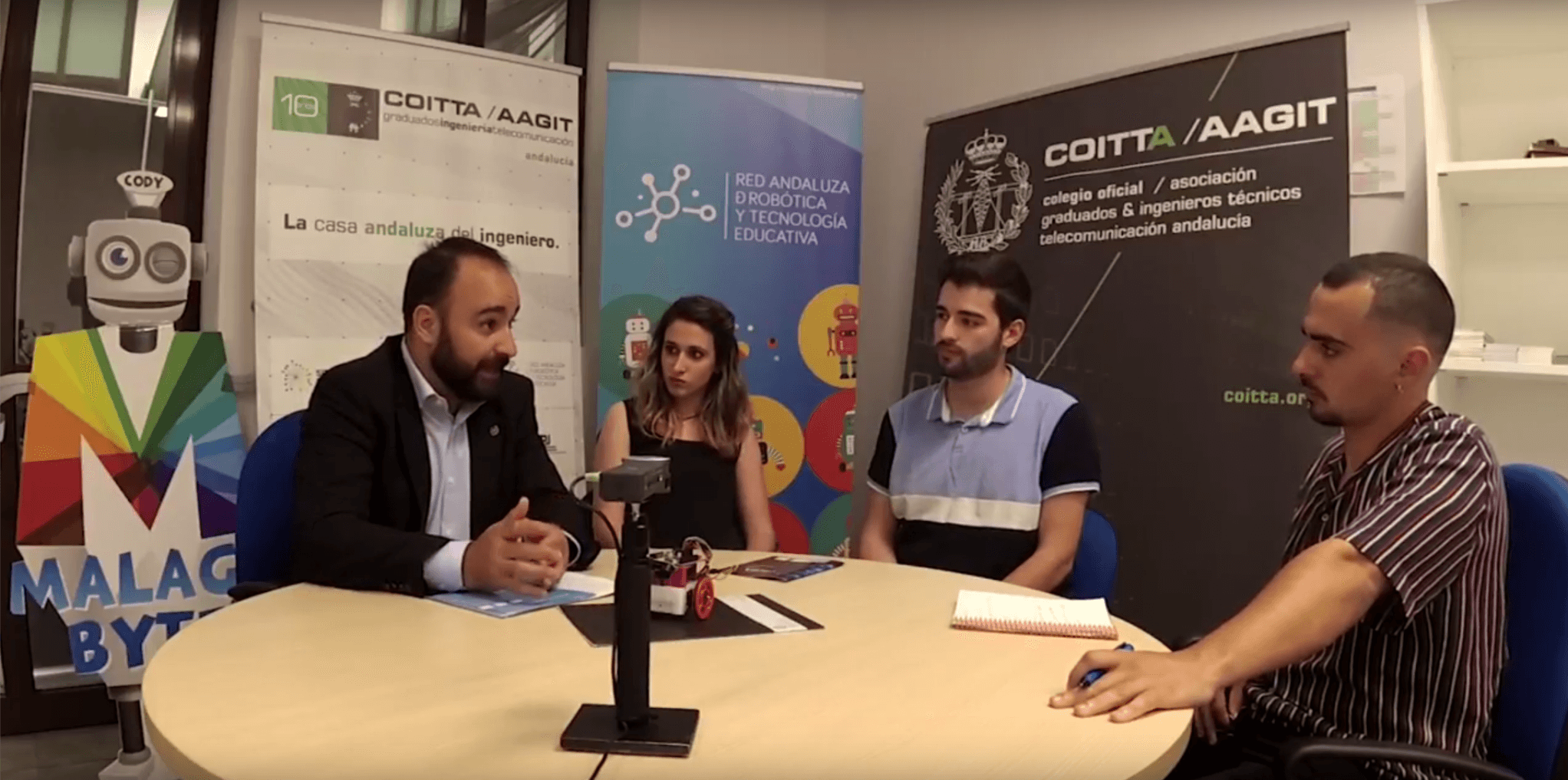 TODOTELECOS 1 Decano, Mario Cortés, junto a dos estudiantes de Telecomunicaciones.